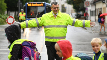 Sicher zur Schule: Die Schülerinnen und Schüler werden von Staatsminister Dr. Florian Herrmann, MdL (Mitte), auf ihrem Schulweg begleitet. Foto: StMUK/Andreas Gebert