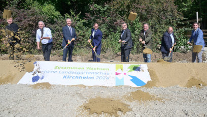 Spatenstich für die Landesgartenschau in Kirchheim bei München unter anderem mit dem Amtschef des Umweltministeriums, Dr. Christian Barth (3. von links), dem Ersten Bürgermeister der Gemeinde Kirchheim bei München, Maximilian Böltl (4. von links), und Staatsminister Dr. Florian Herrmann, MdL (4. von rechts).