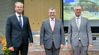 Amtsübergabe bei der Bayerischen Landeszentrale für neue Medien (BLM) in München: Der designierte Präsident Dr. Thorsten Schmiege, Staatsminister Dr. Florian Herrmann, MdL, und der derzeitige Präsident Siegfried Schneider (v.l.n.r.).