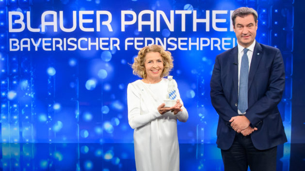 33. Bayerischer Fernsehpreis: Ministerpräsident Dr. Markus Söder, MdL (rechts), verleiht den Ehrenpreis des Bayerischen Ministerpräsidenten an die Schauspielerin Michaela May (links).