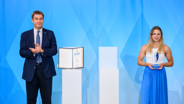 Ministerpräsident Dr. Markus Söder, MdL, händigt den Persönlichen Preis beim Bayerischen Sportpreis an Theresa Stoll, ...