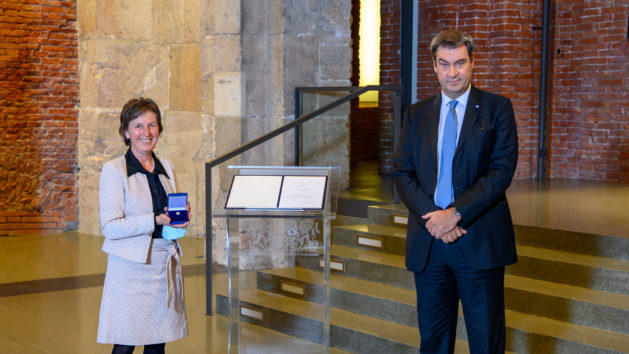 Mit dem Ehrenzeichen des Bayerischen Ministerpräsidenten für Verdienste im Ehrenamt werden unter anderem Maria Aichinger, ...