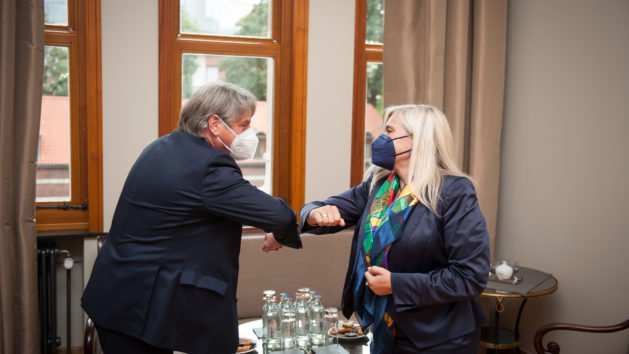Der Deutsche Botschafter bei der NATO, Rüdiger König und Bayerns Europaministerin, Melanie Huml.