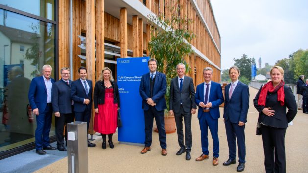 Feierliche Eröffnung des neuen Lehr- und Forschungsgebäudes für Nachhaltige Chemie am Campus der Technischen Universität München in Straubing u.a. mit dem Präsidenten der TUM Prof. Thomas Hofmann (3.v.l.), Bauministerin Kerstin Schreyer, MdL (4.v.l.), Ministerpräsident Dr. Markus Söder, MdL (Mitte), dem Oberbürgermeister der Stadt Straubing Markus Pannermayr (6.v.l.), Wissenschaftsminister Bernd Sibler, MdL (7.v.l.) und dem Rektor des TUM Campus Straubing Prof. Volker Sieber (8.v.l.).