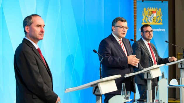 In der Pressekonferenz im Prinz-Carl-Palais informieren Wirtschaftsminister Hubert Aiwanger, MdL, der Leiter der Staatskanzlei, Staatsminister Dr. Florian Herrmann, MdL, und Gesundheitsminister Klaus Holetschek, MdL (v.l.n.r.), über die wesentlichen Ergebnisse der Kabinettssitzung.