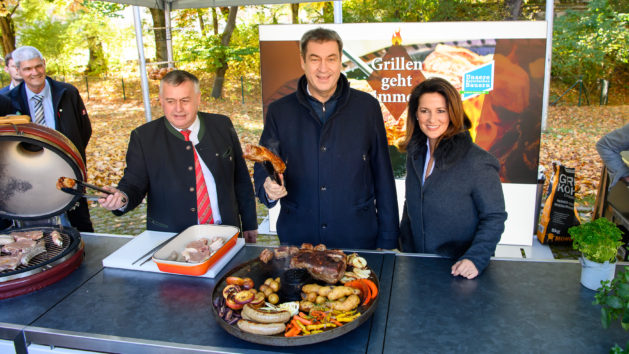 „Grillen geht immer!“: Der Präsident des Bayerischen Bauernverbands, Walter Heidl, Ministerpräsident Dr. Markus Söder, MdL, und Landwirtschaftsministerin Michaela Kaniber, MdL (v.l.n.r.), im Innenhof des Prinz-Carl-Palais.