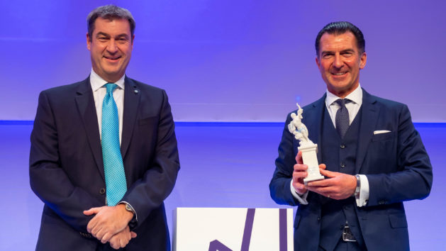 Verleihung des Bayerischen Printpreises 2020/21: Ministerpräsident Dr. Markus Söder, MdL (links) überreicht den Ehrenpreis des Bayerischen Ministerpräsidenten an Philipp Welte (rechts), Vorstand bei Hubert Burda Media.