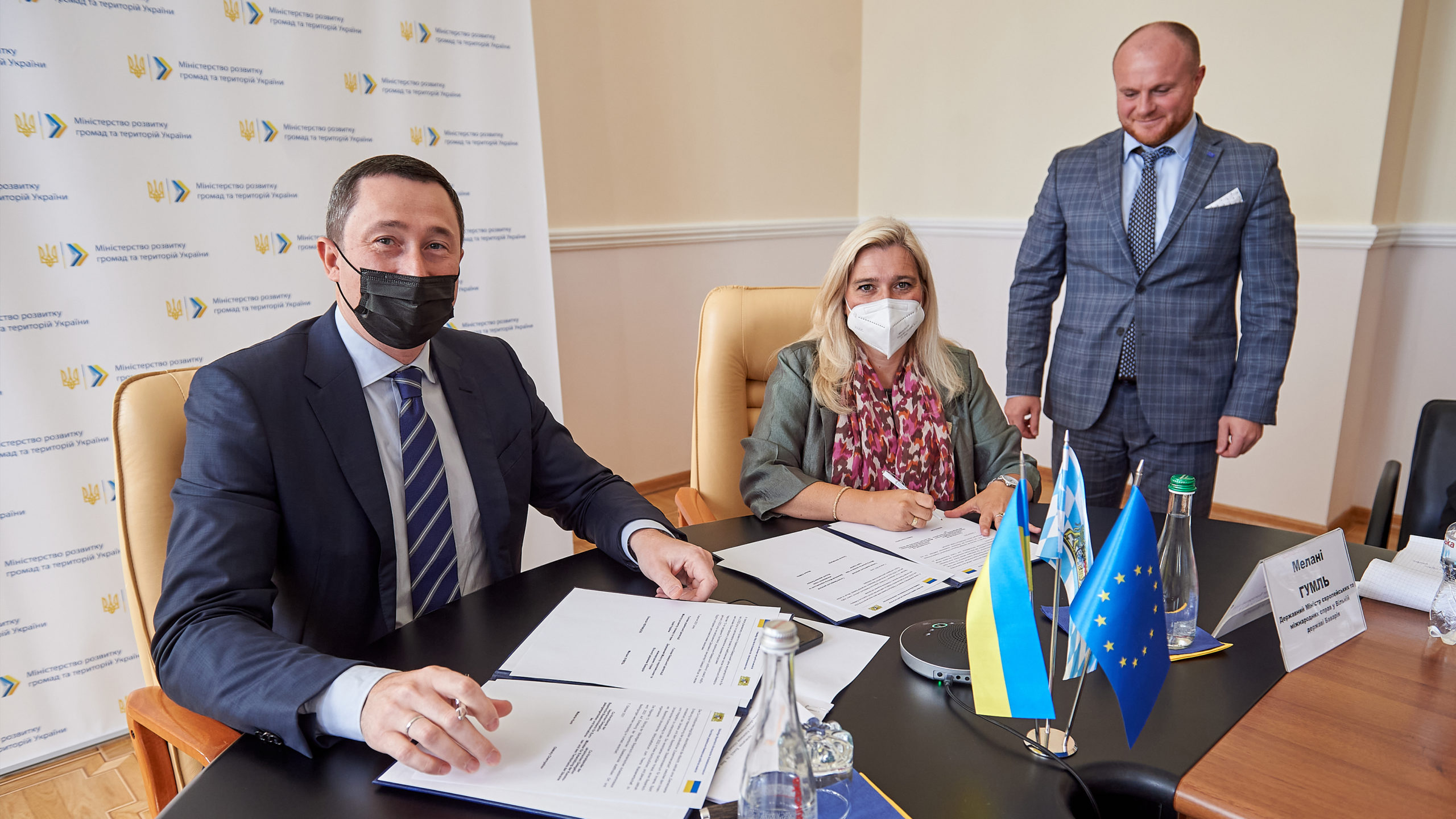 Nach der 12. Sitzung der Gemeinsamen Bayerisch-Ukrainischen Arbeitskommission unterzeichnen Europaministerin Melanie Huml, MdL (Mitte), und der Minister für die Entwicklung der Kommunen und Territorien der Ukraine, Oleksiy M. Chernyshov (links), eine Gemeinsame Erklärung.