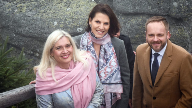 Treffen am Dreisesselberg (v.l.n.r.): Europaministerin Melanie Huml, MdL, die österreichische Bundesministerin für EU und Verfassung, Karoline Edtstadler, und der tschechischen Außenminister Jakub Kulhánek. © Euregio Bayern / Daniela Blöchinger