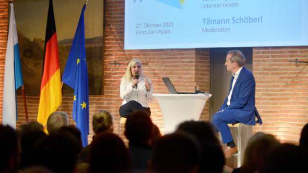 Bürgerdialog zur „Konferenz der Zukunft Europas“ im Prinz-Carl-Palais: Europaministerin Melanie Huml, MdL (links), im Gespräch mit Moderator Tilmann Schöberl (rechts).