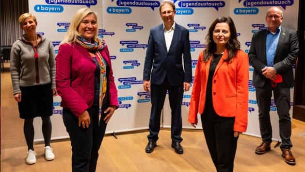 Abendveranstaltung zur Vorstellung der Stiftung des internationalen Jugendaustauschs unter anderem mit Geschäftsführerin Mirjam Eisele (links), Europaministerin Melanie Huml, MdL (2. von links), die israelische Generalkonsulin Carmela Shamir (2. von rechts) und Geschäftsführer Thomas Rudner (rechts).