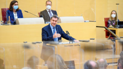 „Wir müssen weiter massiv impfen. Und zwar sowohl in der Erst- und Zweitimpfung als auch in den Auffrischungsimpfungen. Beides ist notwendig“, so Ministerpräsident Dr. Markus Söder, MdL, in seiner Regierungserklärung.