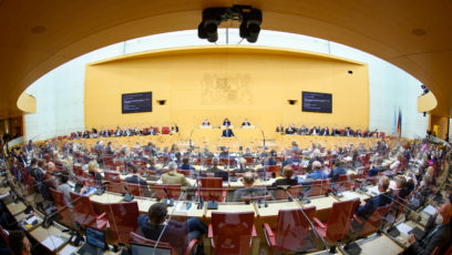 In der Sitzung am 23. November 2021 stimmen die Abgeordneten des Bayerischen Landtags über die neuen Corona-Maßnahmen der Bayerischen Staatsregierung ab.