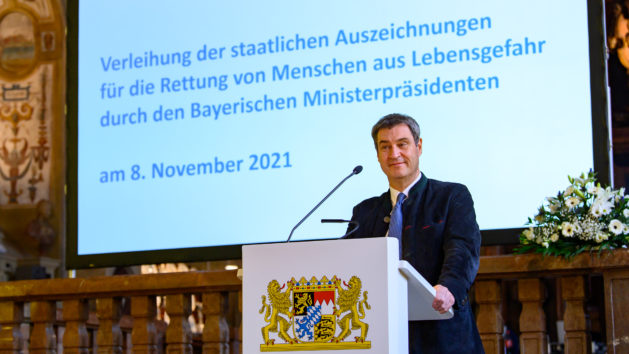 Ministerpräsident Dr. Markus Söder, MdL verleiht die Bayerische Rettungsmedaille an 24 Lebensretter sowie die Christophorus-Medaille an 30 Personen.