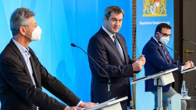 Pressekonferenz mit Kultusminister Prof. Dr. Michael Piazolo, MdL, Ministerpräsident Dr. Markus Söder, MdL, und Gesundheitsminister Klaus Holetschek, MdL (v.l.n.r.).