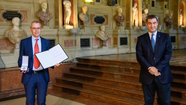 Ministerpräsident Dr. Markus Söder, MdL (rechts), überreicht dem Direktor am Max-Planck-Institut für Quantenoptik, Prof. Dr. Immanuel Bloch (links), den Bayerischen Maximiliansorden im Bereich Wissenschaft.