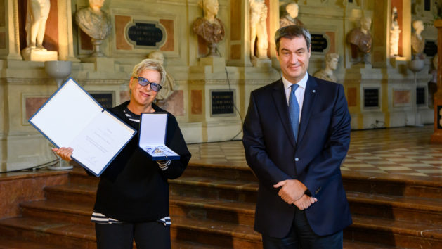 Die Regisseurin, Drehbuchautorin und Schriftstellerin Prof. Doris Dörrie (links) wird von Ministerpräsident Dr. Markus Söder, MdL (rechts), mit dem Bayerischen Maximiliansorden im Bereich Kunst ausgezeichnet.