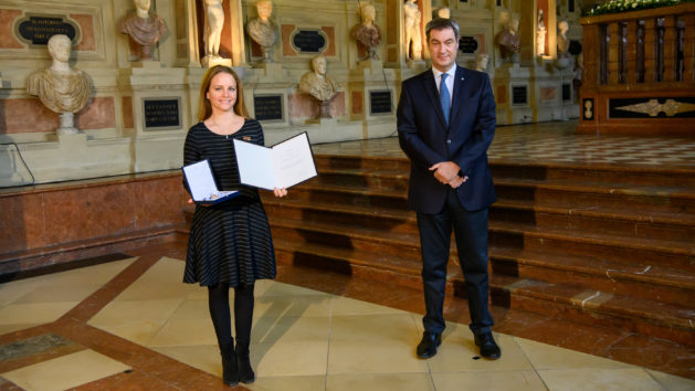 Ministerpräsident Dr. Markus Söder, MdL (rechts), würdigt die Geigerin und Pianistin Prof. Julia Fischer (links) mit dem Bayerischen Maximiliansorden im Bereich Kunst.