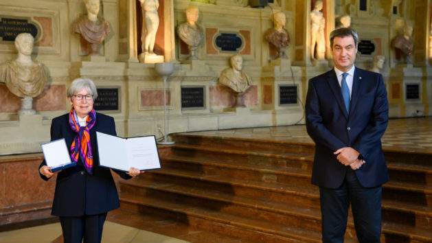 Ministerpräsident Dr. Markus Söder, MdL (rechts), würdigt die ehemalige Professorin für Mikrobiologie an der Humboldt-Universität Berlin, Prof. Dr. Bärbel Friedrich (links), mit dem Bayerischen Maximiliansorden.