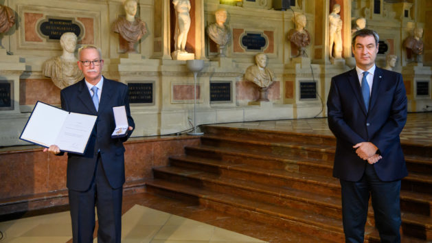 Im Bereich Wissenschaft zeichnet Ministerpräsident Dr. Markus Söder, den Direktor am Max-Planck-Institut für Biochemie, Prof. Dr. Franz-Ulrich Hartl (links), mit dem Orden aus.