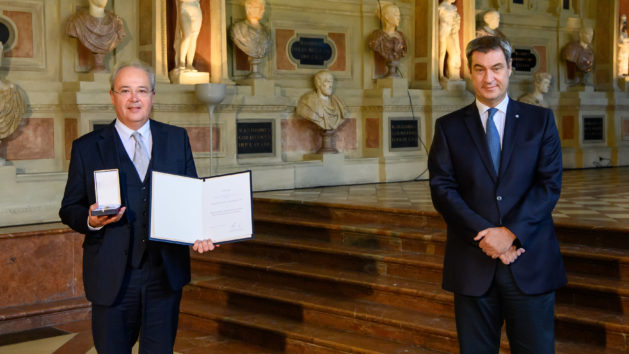 Im Bereich Kunst wird Prof. Dr. Ulrich Konrad (links), Inhaber des Lehrstuhls für Musikwissenschaft I an der Julius-Maximilians-Universität Würzburg, von Ministerpräsident Dr. Markus Söder, MdL (rechts), mit dem Bayerischen Maximiliansorden geehrt.