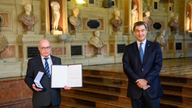 Der Präsident der Max-Planck-Gesellschaft, Prof. Dr. Martin Stratmann (links), wird mit dem Bayerischen Maximiliansorden von Ministerpräsident Dr. Markus Söder, MdL (rechts), ausgezeichnet.