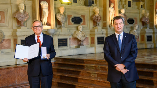Der ehemalige Ordinarius am Zoologischen Institut der Universität Zürich, Prof. Dr. Dr. h.c. mult. Rüdiger Wehner (links), wird von Ministerpräsident Dr. Markus Söder, MdL (rechts), mit dem Bayerischen Maximiliansorden geehrt.