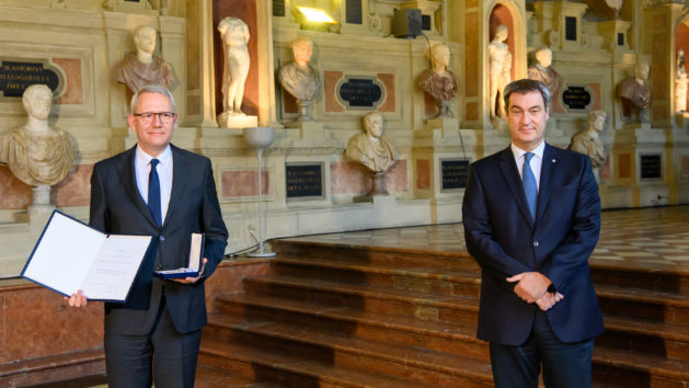 Der Direktor des Instituts für Zeitgeschichte München, Prof. Dr. Andreas Wirsching (links), wird von Ministerpräsident Dr. Markus Söder, MdL (links) mit dem Bayerischen Maximiliansorden gewürdigt.