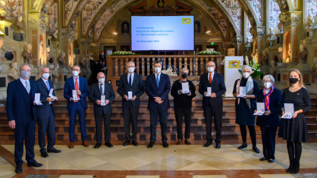 Gruppenbild zur Verleihung des Bayerischen Maximiliansordens im Antiquarium der Münchner Residenz: Ministerpräsident Dr. Markus Söder, MdL (Mitte), mit den ausgezeichneten Persönlichkeiten aus Wissenschaft und Kunst.