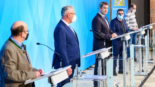 In einer Pressekonferenz informieren unter anderem Ministerpräsident Dr. Markus Söder, MdL (Mitte), Innenminister Joachim Herrmann, MdL (2. von links), und Gesundheitsminister Klaus Holetschek, MdL (2. von rechts), über die wesentlichen Ergebnisse des Gesprächs mit Vertretern von bayerischen Kliniken.