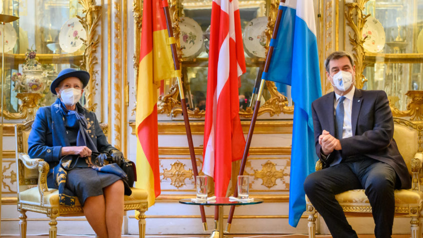 Im Porzellankabinett der Münchner Residenz findet das Gespräch zwischen Ministerpräsident Dr. Markus Söder, MdL (rechts), und Königin Margrethe II. von Dänemark statt.