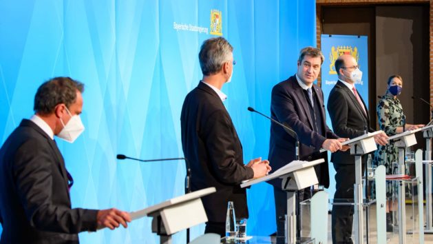 Pressekonferenz mit Umweltminister Thorsten Glauber, Kultusminister Prof. Dr. Michael Piazolo, Ministerpräsident Dr. Markus Söder, Finanzminister Albert Füracker und Digitalministerin Judith Gerlach (v.l.n.r.).