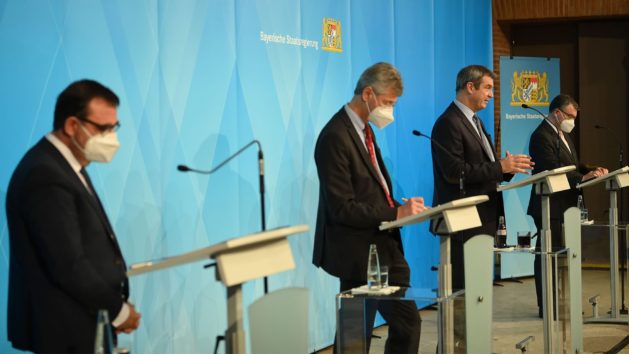 In der Pressekonferenz informieren Gesundheitsminister Klaus Holetschek, MdL, Kultusminister Prof. Dr. Michael Piazolo, MdL, Ministerpräsident Dr. Markus Söder, MdL, und der Leiter der Staatskanzlei, Staatsminister Dr. Florian Herrmann, MdL (v.l.n.r.), über die aktuelle Corona-Lage.