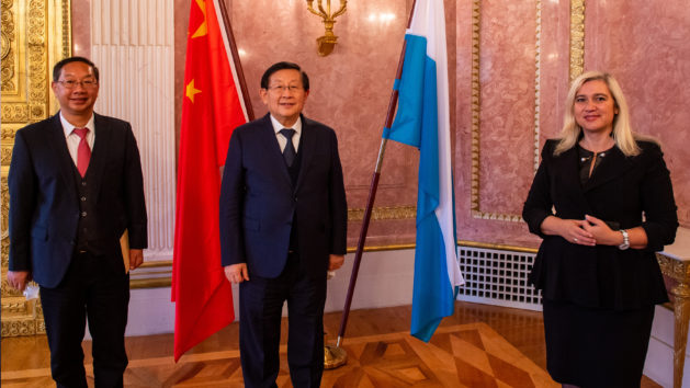 Staatsministerin Melanie Huml, MdL (rechts), empfängt den ehemaligen chinesischen Boschafter in Deutschland, Shi Mingde (links), und den stellvertretenden Vorsitzenden der Politischen Konsultativkonferenz des chinesischen Volkes, Wan Gang (Mitte), im Prinz-Carl-Palais.
