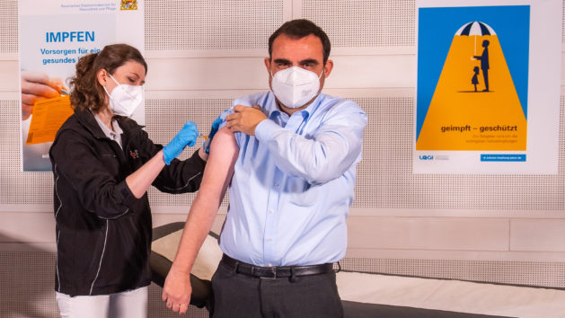 Gesundheitsminister Klaus Holetschek, MdL, lässt sich gegen Influenza impfen.