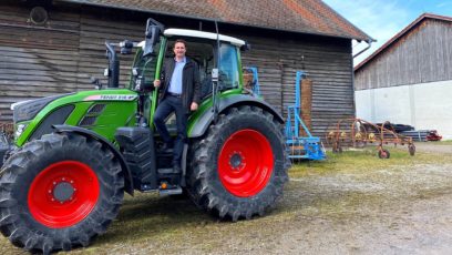 Staatsminister Georg Eisenreich schaut sich bei einem Besuch der JVA Landsberg auch einen vornehmlich mit Rapsöl betriebenen Zwei-Tank-Traktor an. ©StMJ