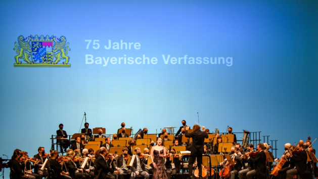 Gemeinsamer Festakt der Bayerischen Staatsregierung, des Bayerischen Landtags und des Bayerischen Verfassungsgerichtshofs anlässlich „75 Jahre Bayerische Verfassung“. Der Festakt findet Corona-bedingt ohne Gäste statt.