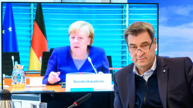 Ministerpräsidentenkonferenz zur Corona-Lage: Per Video-Schalte nehmen die geschäftsführende Bundeskanzlerin Angela Merkel (links), Ministerpräsident Dr. Markus Söder, MdL (rechts), teil.