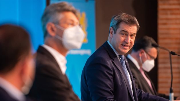 Pressekonferenz mit Gesundheitsminister Klaus Holetschek, Kultusminister Prof. Dr. Michael Piazolo, Ministerpräsident Dr. Markus Söder und dem Leiter der Staatskanzlei, Staatsminister Dr. Florian Herrmann (v.l.n.r.).