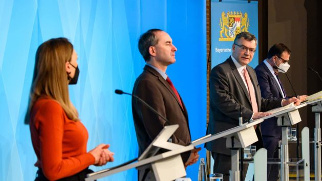 Pressekonferenz mit Digitalministerin Judith Gerlach, MdL, Wirtschaftsminister Hubert Aiwanger, MdL, Staatskanzleiminister Dr. Florian Herrmann, MdL, und Gesundheitsminister Klaus Holetschek, MdL (v.l.n.r.).