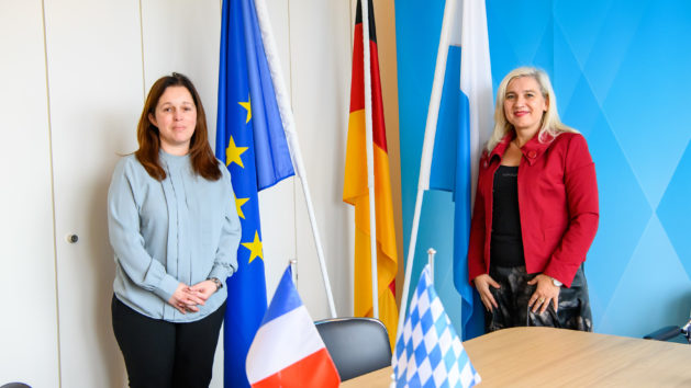 Europaministerin Melanie Huml, MdL (rechts), empfängt die französische Generalkonsulin Corinne Pereira da Silva (links) in der Staatskanzlei.
