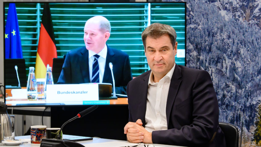 Ministerpräsident Dr. Markus Söder, MdL (rechts): "Heute erste MPK mit Olaf Scholz als Bundeskanzler: Die enge Abstimmung von Bund und Ländern bleibt ganz entscheidend. Nur gemeinsam können wir Corona entschlossen bekämpfen. Die heutige Stiko-Empfehlung zur Impfung für Kinder ist dabei ein gutes Signal."