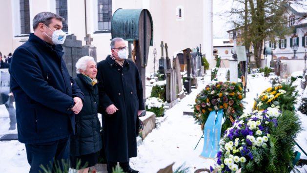 Ministerpräsident Dr. Markus Söder (links) legt zu Ehren von Ministerpräsident a. D. Dr. h. c. Max Streibl einen Kranz auf dem Friedhof der katholischen Pfarrkirche St. Peter und Paul in Oberammergau nieder.