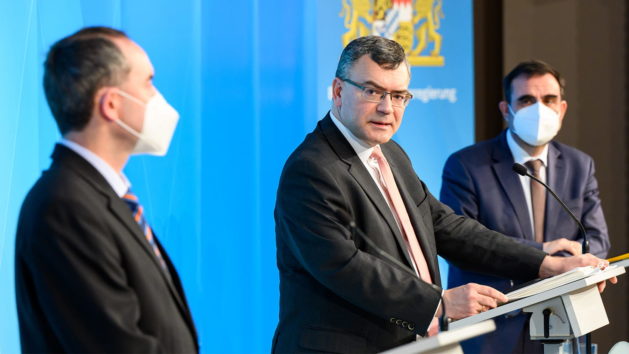 Pressekonferenz nach der Kabinettssitzung mit Wirtschaftsminister Hubert Aiwanger, MdL, dem Leiter der Staatskanzlei, Staatsminister Dr. Florian Herrmann, MdL, und Gesundheitsminister Klaus Holetschek, MdL (v.l.n.r.).