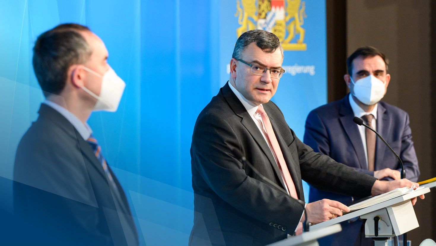 Pressekonferenz nach der Kabinettssitzung mit Wirtschaftsminister Hubert Aiwanger, MdL, dem Leiter der Staatskanzlei, Staatsminister Dr. Florian Herrmann, MdL, und Gesundheitsminister Klaus Holetschek, MdL (v.l.n.r.).