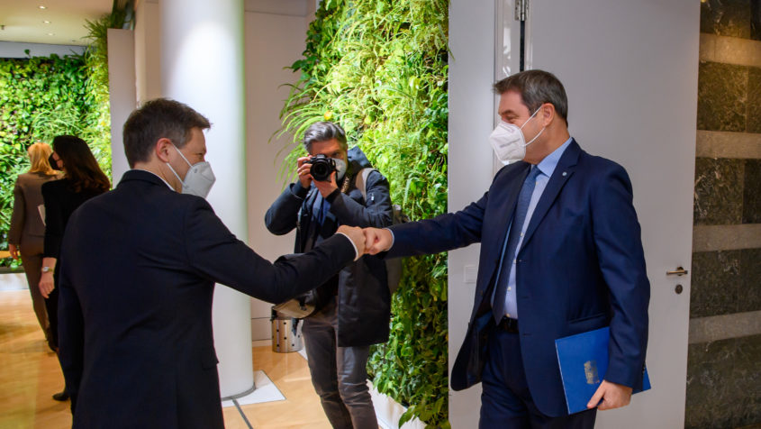 Der Bundesminister für Wirtschaft und Klimaschutz Dr. Robert Habeck (links) wird von Ministerpräsident Dr. Markus Söder, MdL (rechts), in der Staatskanzlei begrüßt.