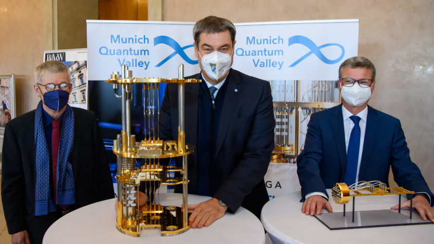 Ministerpräsident Dr. Markus Söder, MdL (Mitte), besucht den feierlichen Gründungsakt des Munich Quantum Valley e. V. gemeinsam mit Wissenschaftsminister Bernd Sibler; MdL (rechts).
