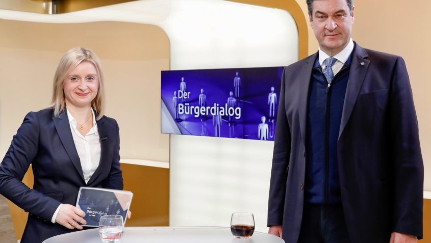 Zu Gast bei TV Oberfranken: Ministerpräsident Dr. Markus Söder, MdL (links), nimmt in Hof am Bürgerdialog teil.