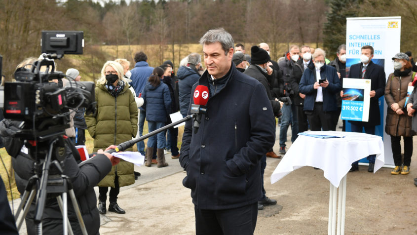 Ministerpräsident Dr. Markus Söder, MdL (Mitte), gibt ein Pressestatement zum Gigabitausbau in Bayern.