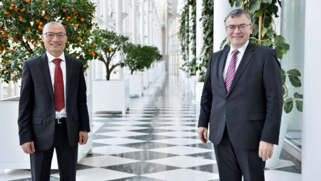 Antrittsbesuch in der Staatskanzlei: Der chinesische Generalkonsul Defa Tong (links) wird von Staatsminister Dr. Florian Herrmann, MdL (rechts), empfangen.